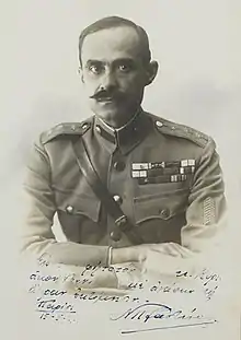 Photographie en noir et blanc d'un militaire moustachu portant nombre de médailles.