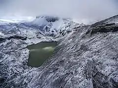 Première neige sur le lac Xeroloutsa près du mont Tymfi dans l'Épire. Novembre 2016.