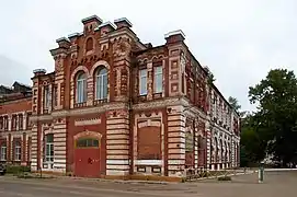 Le complexe sportif et la piscine.