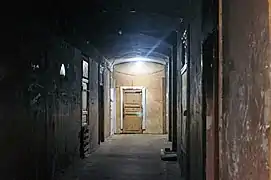 Un couloir d’immeuble.