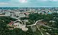 Vue aérienne du centre de Kiev avec l'arche de la Liberté du Peuple ukrainien et le pont de Verre.