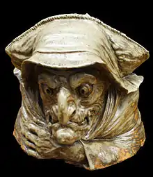 Sculpture de tête de vieille femme effrayante, nez crochu, yeux exorbités, Bouche édentée, très ridée.