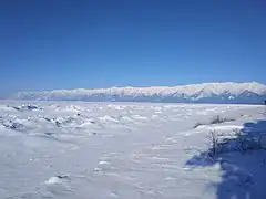 Les Khamar-Daban en hiver avec le lac glacé.