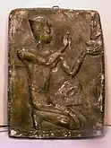 Bas-relief d’un Égyptien tenant la statue de Maât dans la main.