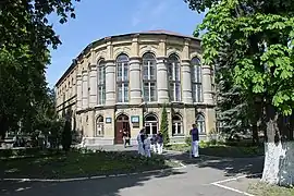 le gymnasium pour garçons, classé,