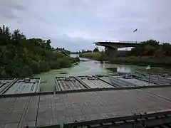 Le pont de la E 40 près de Semenivka, qui a sauté pendant la Guerre du Donbass, le 3 juillet 2014, et le ponton temporaire fait de bateaux.