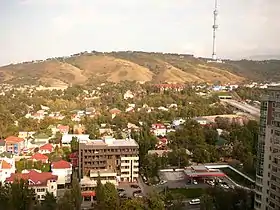 Vue du mont Kok-Tobe, en arrière-plan, depuis Almaty.