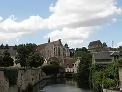 L'église Saint-Aignan au second plan, derrière l'église Saint-Pierre.