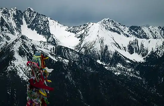 Montagnes enneigées avec le Pic du 9 mai à gauche.