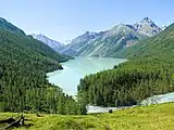 Panorama depuis un versant du lac.