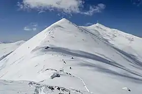 Vue du Pelister, à droite, avec le pic Ilinden à gauche.