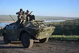 utilisant un BRDM-2.