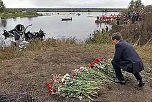 Photographie du président Medvedev devant le lieu où s'est écrasé l'avion transportant l'équipe de Demitra