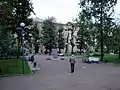 Vue du square devant l'ancien lycée impérial Alexandre, avec le buste de Lénine (1955) au milieu, remplaçant la statue de Pouchkine