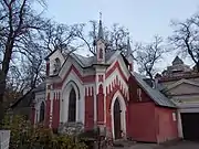 La petite chapelle catholique de style néogothique.