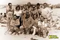 L'écrivain russe Vassili Axionov (au centre, avec un chapeau) avec les autres participants du Forum de Bospor sur la culture contemporaine et du camp d'été des amateurs de fiction. Île de Touzla, juillet 1994.