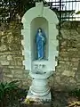 Statuette de la Vierge au-dessus de la source