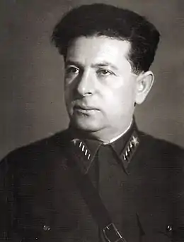Portrait en noir et blanc d'un homme en uniforme.