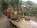 Enfants jouant dans la boue