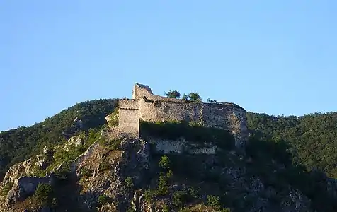 Vue rapprochée de la forteresse.