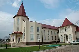 Façade de l'église baptiste, aussi appelée Maison de l'Évangile.