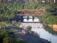 Kramatorsk, le chemin de fer passe par la rivière et le pont-rail, construit en 1946