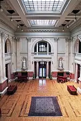 Le grand hall du bâtiment de l'Assemblée nationale à Belgrade.