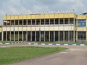 La façade délabrée d'un aéroport, portant les lettres AEROPORT INTERNATIONAL DE KISANGANI.