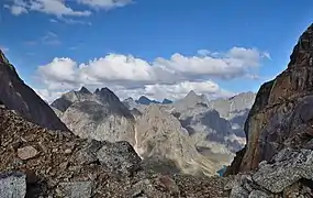 Une partie de la chaîne de montagnes vue du col de Lednikovy