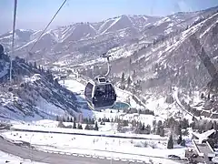 La ligne de télécabines Medeo-Chimbulak. Dans le fond, la patinoire de Medeo.