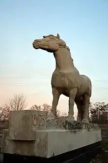 Statue d'un cheval très massif.