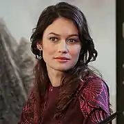 Olga Kurylenko interprète Vera Evans.