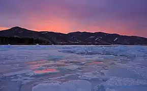 Le Baïkal glacé avec les Khamar-Daban.