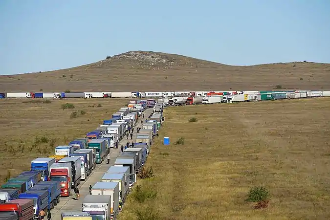 File de camions à la traversée du ferry à travers le détroit de Kertch le 12 octobre 2022, après la destruction partielle du pont de Crimée