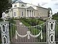 Vue latérale du pavillon avec sa salle de bal à l'arrière