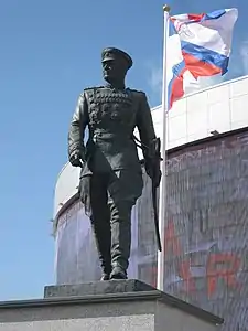 Photo en couleur d'une statue de Joukov marchant, tenant son sabre.