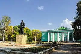 Grande place centrale Lénine avec la statue de Lénine, classé, détruite en 2016.