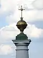 Détail du monument : globe surmonté d'une croix.