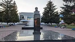 monument à Taras Chevchenko classé devanc la maison de la culture,