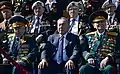 Le président kazakh Noursoultan Nazarbaïev avec des vétérans pendant le défilé