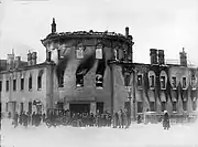 Devant le château incendié du côté du pont des Décembristes (anciennement de l'Officier). Après 1917.