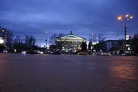 Vue de nuit et sa place.