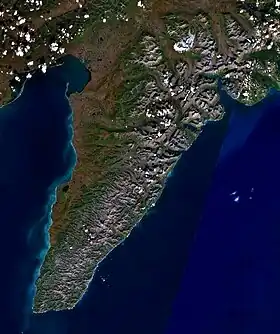 Vue satellite de la péninsule avec le cap Goven, au sud-ouest.