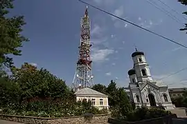La tour de télévision, l'église de la Nativité classée