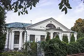 Logis de l'higoumène avec une façade néoclassique à large tympan triangulaire, Andreï Melenski.
