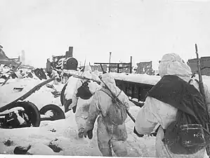 Janvier 1943, en mission de reconnaissance vers l'usine « Octobre rouge », le long d'une voie ferrée.