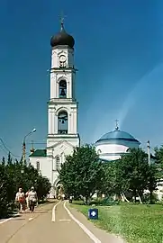 Le clocher et l'église-porte