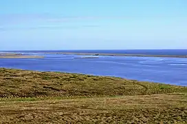 Lagune de la rivière Bolchaïa avec la mer d'Okhotsk en arrière-plan.