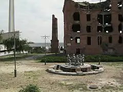 Réplique de la fontaine dans son état à la suite du bombardement de Stalingrad. En arrière-plan les ruines du « moulin Gerhard ».