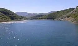 Le lac de barrage de Rovni, dans lequel l'église est engloutie.
